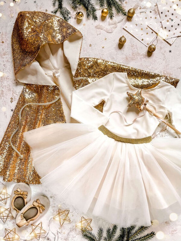Короткая юбка-пачка из жесткого фатина, золотая накидка из пайеток с копюшоном, белый боди базовый, балетки из кожи, новогодние украшения на новый год